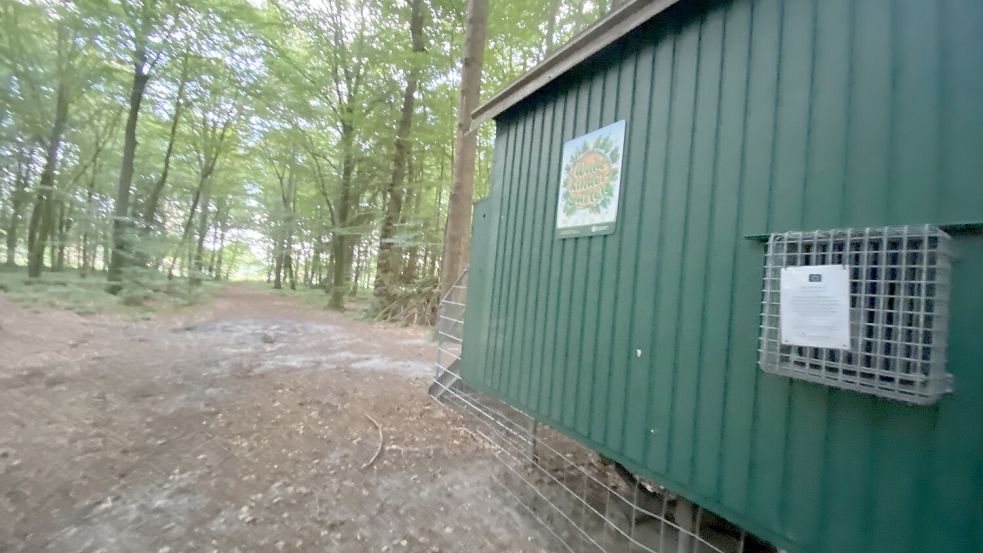 Ein Schild weist beim Bauwagen einer der Waldkindergartengruppen auf die Wildtierkameras hin. Fotos: Christin Wetzel