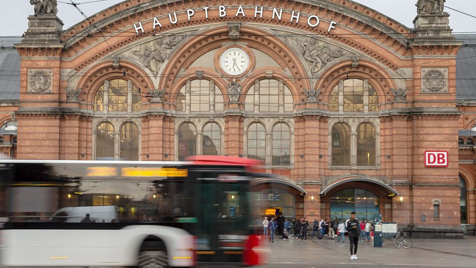 Ein 15-jähriger Junge hat sich am späten Montagabend in Bremen als Praktikant eines Busunternehmens ausgegeben und sich schließlich selbst hinters Steuer eines Linienbusses gesetzt. Foto: Mohssen Assanimoghaddam / dpa