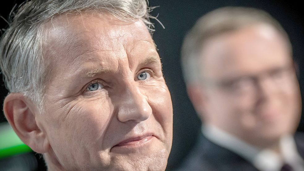 Die Spitzenkandidaten Björn Höcke (AfD) und Mario Voigt (CDU) im TV-Duell. Die als rechtsextrem eingestufte Thüringer AfD führt die Umfragen bislang deutlich an. Foto: dpa/Michael Kappeler