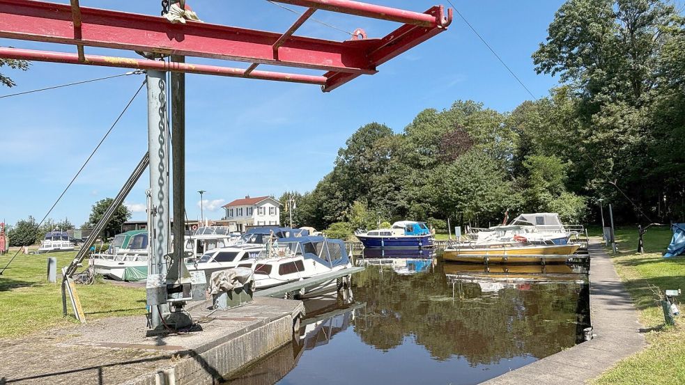 Blick auf den Kran, den Hafen und das Vereinshaus von Dre Deep Loppersum in Abelitz. Foto: Karin Böhmer