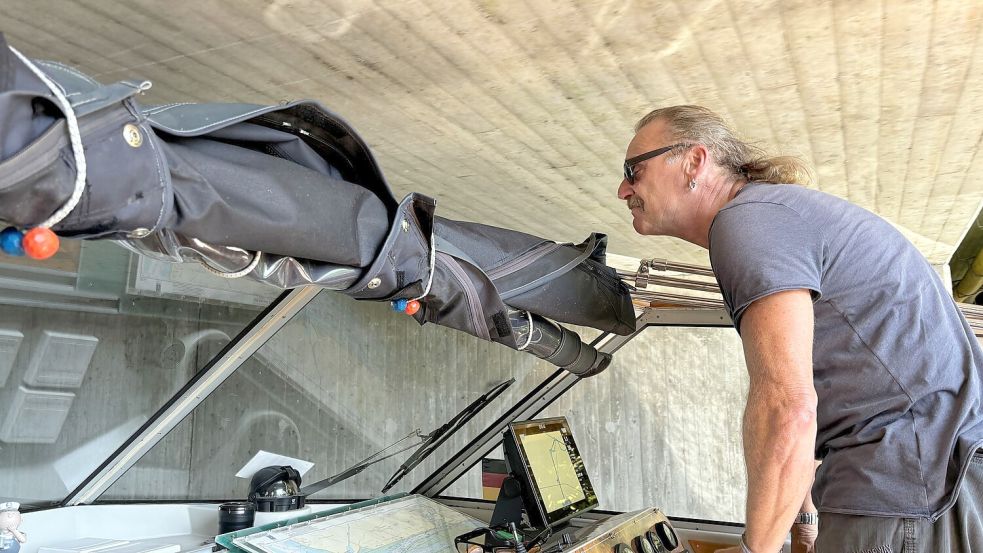 Unter der Bundesstraße 210, direkt beim Hafen, muss André Grünebast den Kopf einziehen. Foto: Karin Böhmer