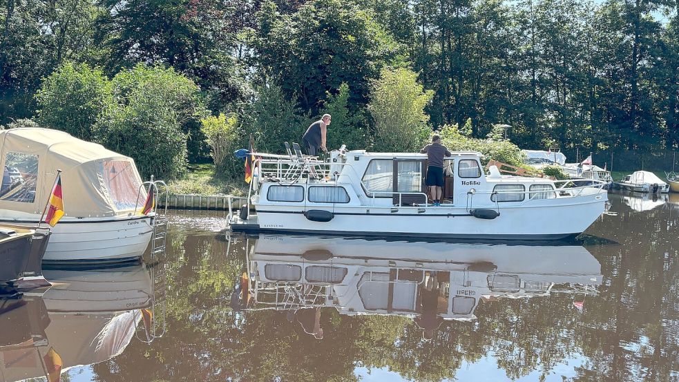 Mitglieder von Dre Deep fahren bei bestem Wetter in den Hafen ein. Foto: Karin Böhmer