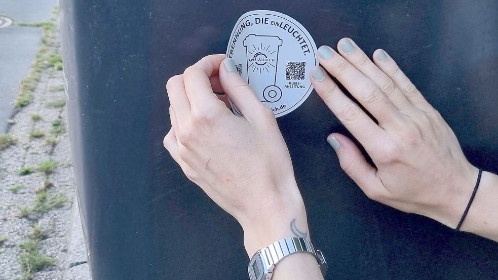 Ein neuer Aufkleber wird angebracht. Foto: Landkreis Aurich