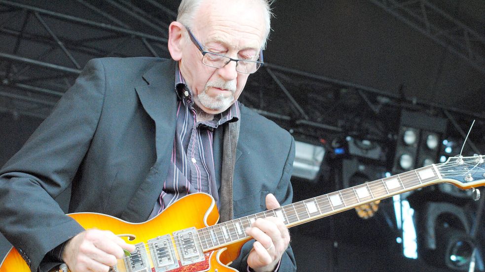 Er gründete bereits in den 1950er Jahren mit seinem damaligen Schulfreund Mick Jagger mit „Little Boy Blue and the Blue Boys“ seine erste Band: Gitarrist Dick Taylor. Foto: Carl van der Walle
