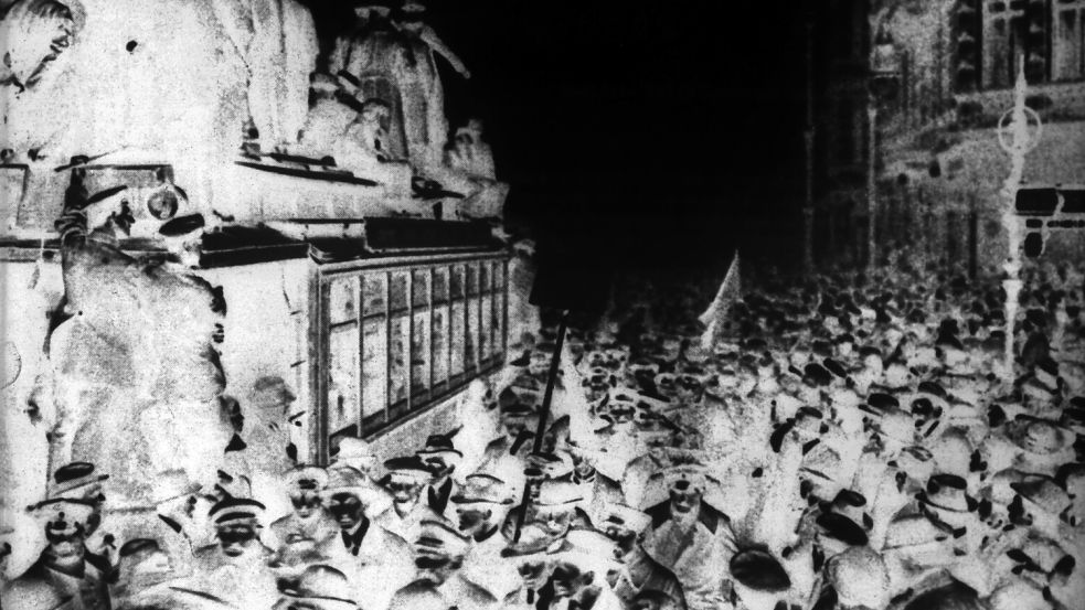 Streikende Arbeiter füllen 1919 die Straßen von Berlin. Kurz darauf verkündete Philipp Scheidemann die Republik. 13 Jahre später sorgte ein Badeerlass für Aufruhr in der Republik. Foto: dpa