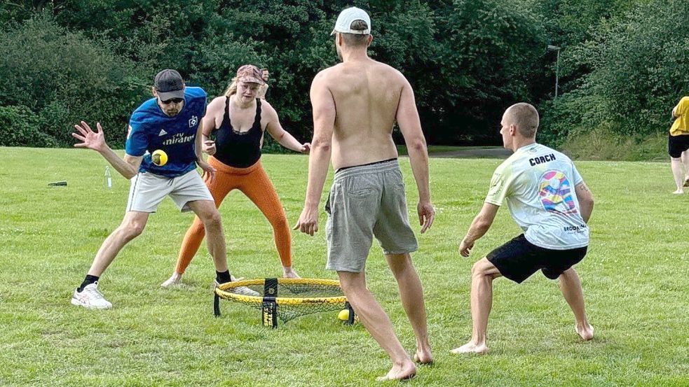 Enno Grünefeld (rechts) und seine Freunde beim Roundnet auf dem Großen Sett in Aurich. Foto: Marco Lindenbeck