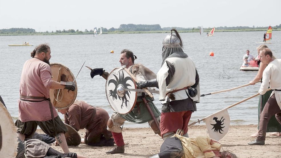 Wikinger und Friesen trafen von 2013 bis 2019 mehrmals beim Mittelalterfest am Großen Meer aufeinander. Foto: Helmut Vortanz