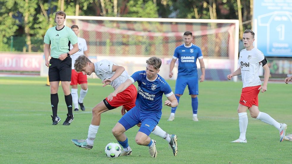 Die Auricher (rote Hosen) und Esenser Fußballer lieferten sich im Pokalspiel viele Zweikämpfe. Fotos: Wilfried Gronewold