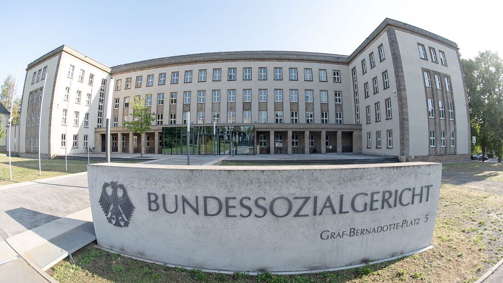 Ein Blick auf das Bundessozialgericht in Kassel. Das Gericht hat ein weitreichendes Urteil zu Honorarkräften an Musikschulen gesprochen. Foto: DPA