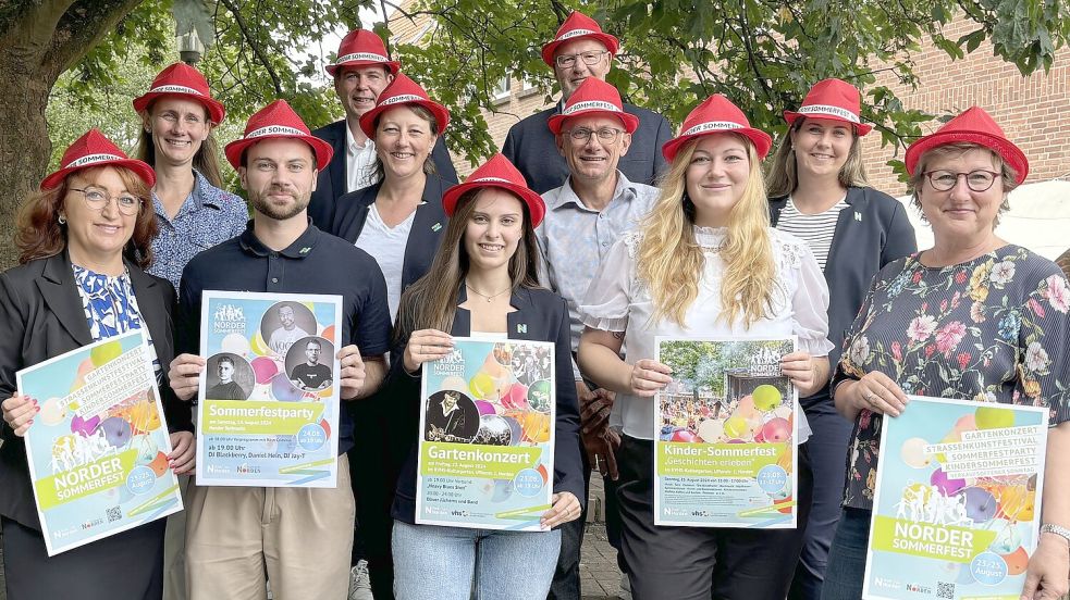 Organisatoren und Sponsoren stellten am Mittwoch das Programm – und den Hut – des diesjährigen Norder Sommerfestes vor. Foto: Rebecca Kresse