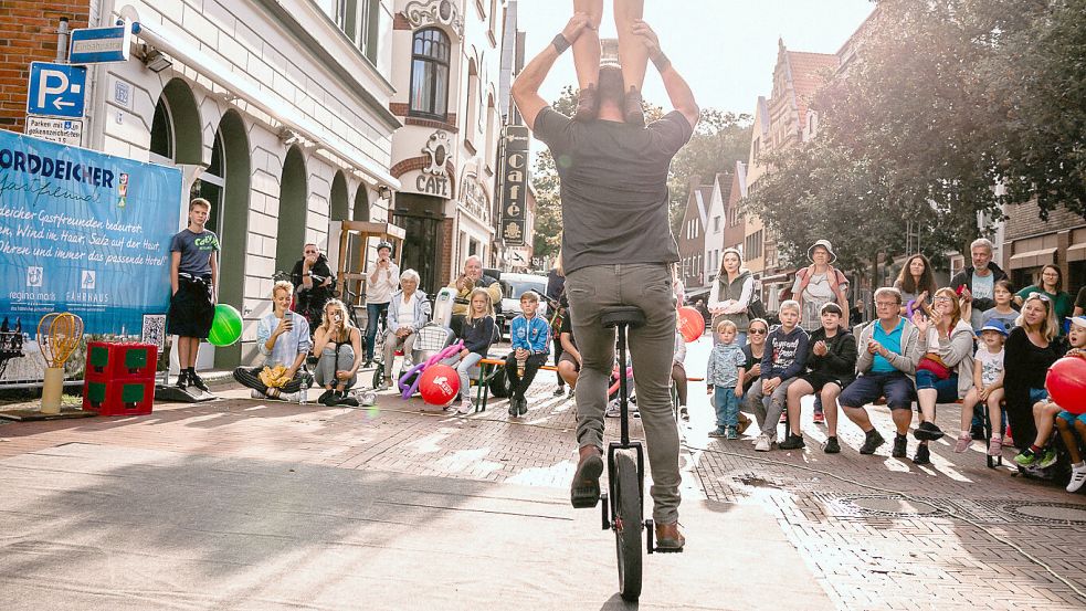An verschiedenen Standorten in der Stadt zeigen die Künstler ihre Shows. Foto: Stadt Norden
