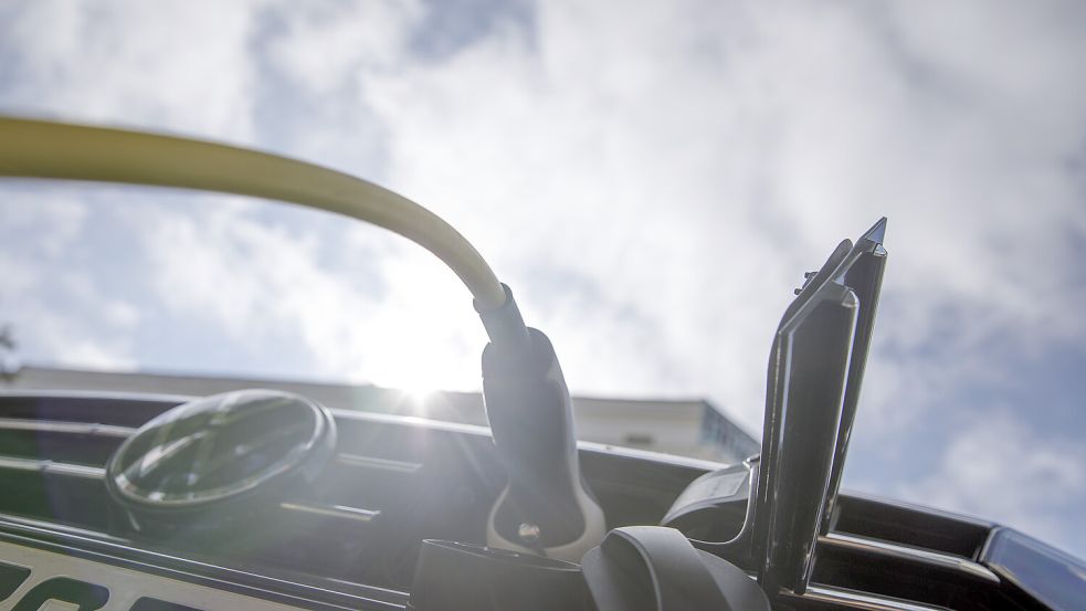 Wer bei hohen Außentemperaturen mit seinem E-Auto fahren will, sollte die Batterieleistung besonders im Blick behalten. Foto: dpa/Carsten Koall