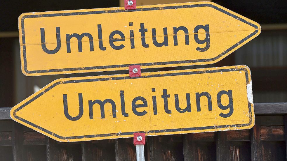 Umleitungsschilder im Verkehr werden, wie hier im Symbolbild auch für die Vollsperrung des Ochtelburer Wegs eingerichtet. Foto: DPA