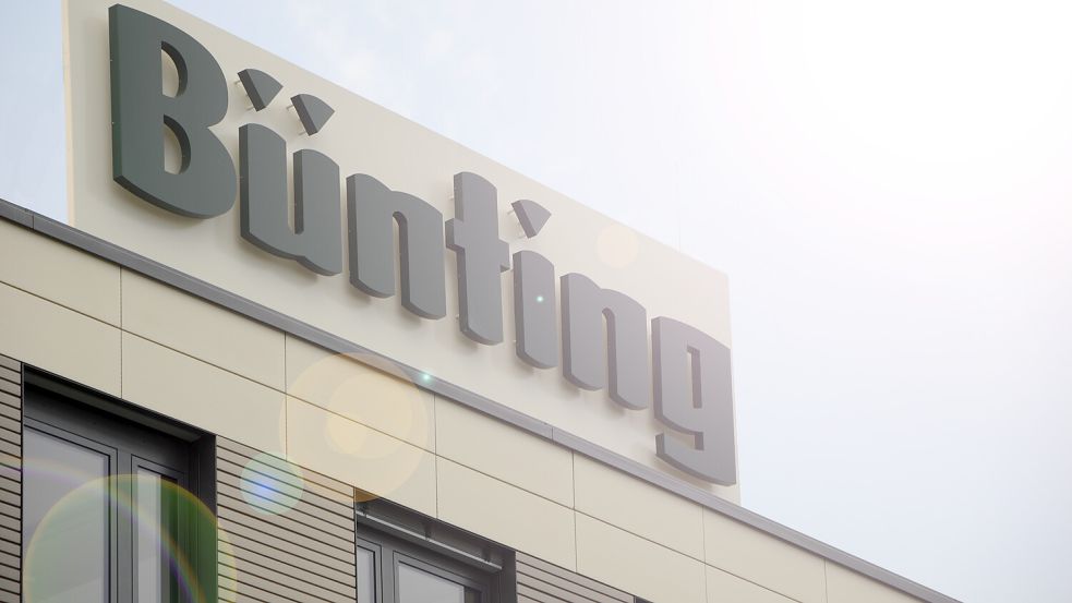 Ein Schriftzug der Bünting-Unternehmensgruppe an der Konzernzentrale in Nortmoor. Foto: Bünting