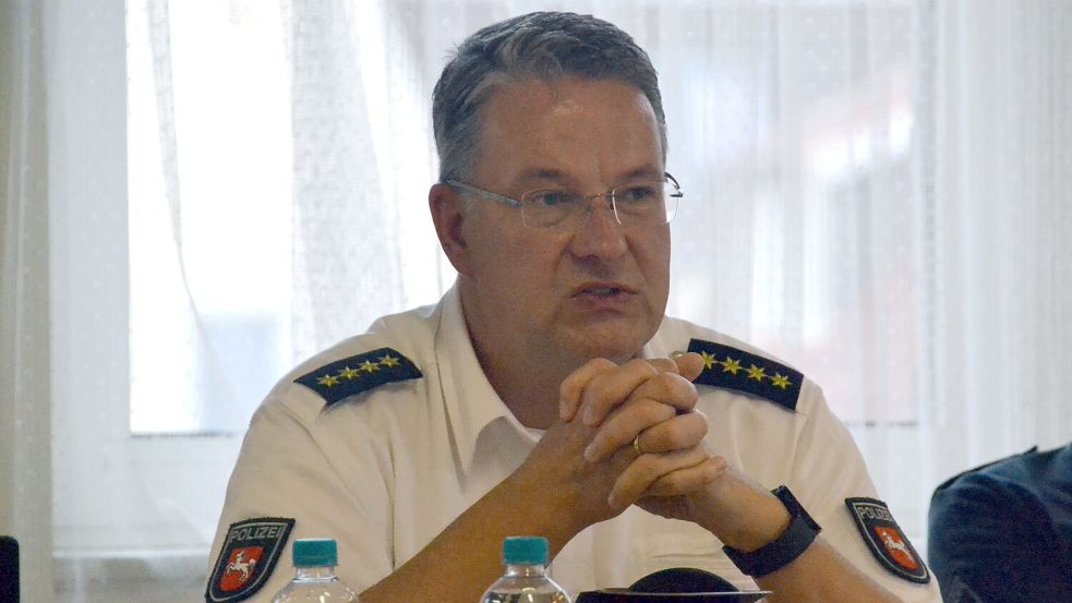 Der Leiter der Polizeiinspektion Aurich, Stephan Zwerg, berichtete SPD-Landespolitikern. Foto: Aiko Recke