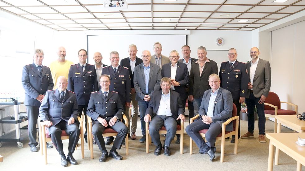 In großer Runde ging es im Rathaus in Victorbur zwischen den SPD-Landtagsspezialisten für Inneres, ostfriesischen Feuerwehrfunktionären und Südbrookmerlander Entscheidern um Fachfragen zum Thema Brand- und Katastrophenschutz. Foto: Karin Böhmer