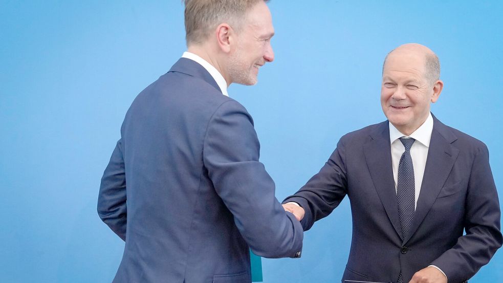 Ein Handschlag geht immer: Christian Lindner und Olaf Scholz nach der Vorstellung der Haushaltseinigung, die Lindner schon wieder in Frage stellt. Foto: Imago Images