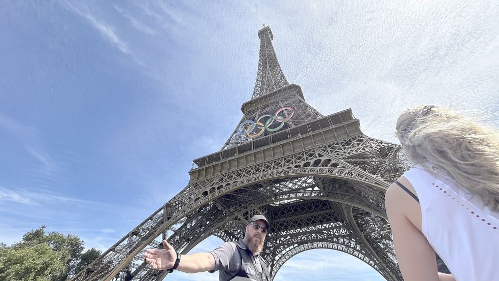 Der Eiffelturm in Paris muss kurz vor der Olympia-Abschlusszeremonie evakuiert werden. Foto: Aijaz Rahi/AP/dpa