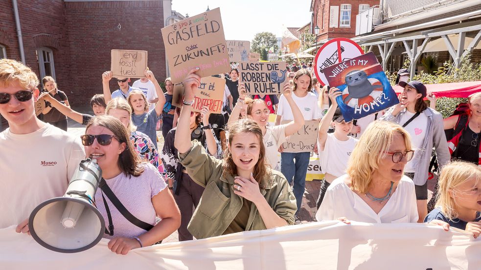 Klimaaktivistin Luisa Neubauer (Mitte) führte den Protestzug durch Borkum mit an. Foto: Hock