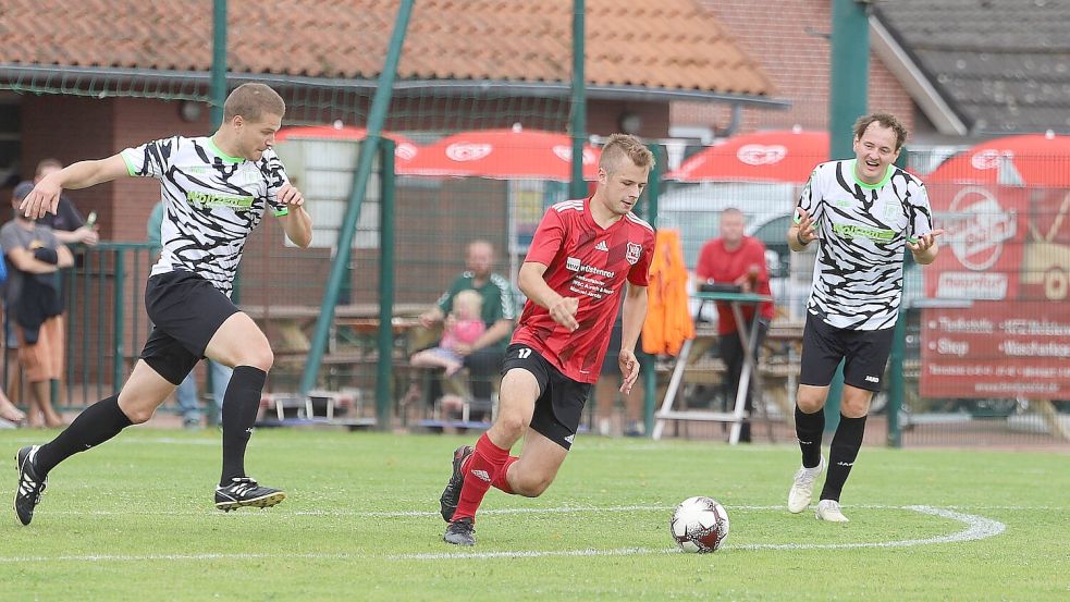 Keno Strömer verlor mit Münkeboe nach einer 2:0-Führung noch mit 3:4 gegen Wolthusen. Hier eine Szene aus dem Spiel gegen Wiesens.Foto: Wilfried Gronewold