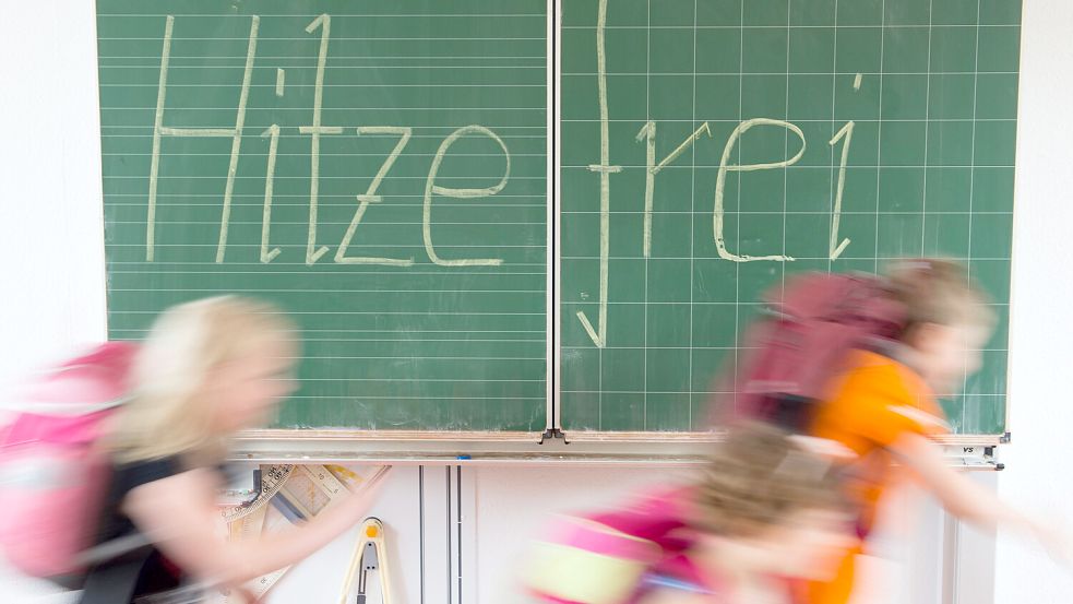 „Hitzefrei“ steht auf einer Tafel an einer Grundschule. Foto: Sebastian Kahnert/DPA