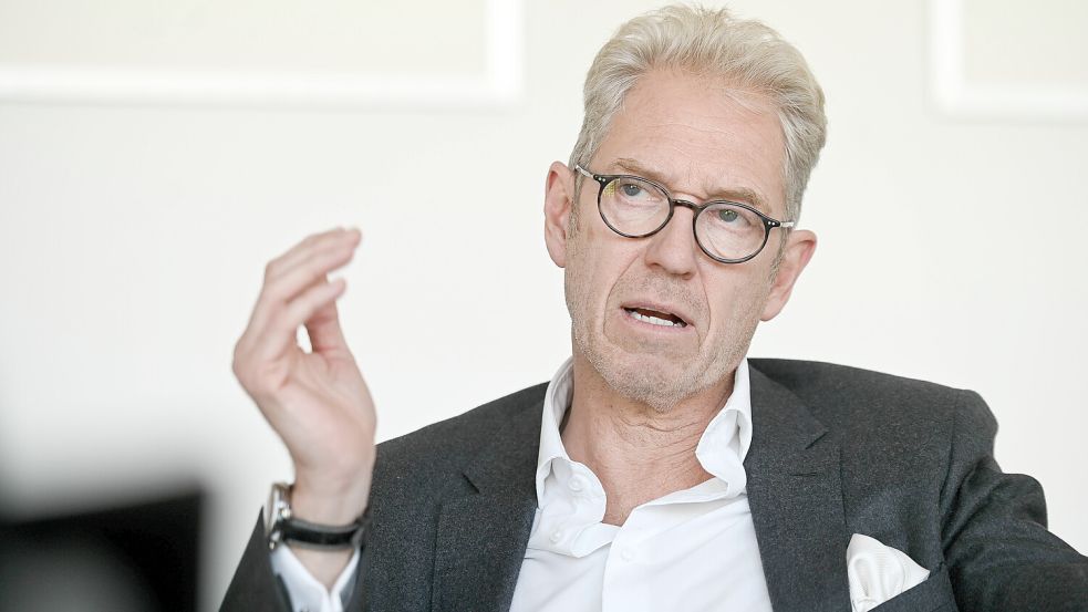 „Die Aussage, wer nicht geimpft ist, trage Schuld an Ansteckungen und Todesfällen anderer, ist nicht gedeckt.“ Das sagt Andreas Gassen, Vorstandsvorsitzender der Kassenärztlichen Bundesvereinigung KBV, im Interview. Foto: IMAGO/Funke Foto Services
