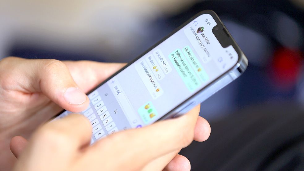 Über die Handy-Anwendung Whatsapp kommunizierte der Angeklagte mit den mutmaßlichen Opfern. Foto: DPA