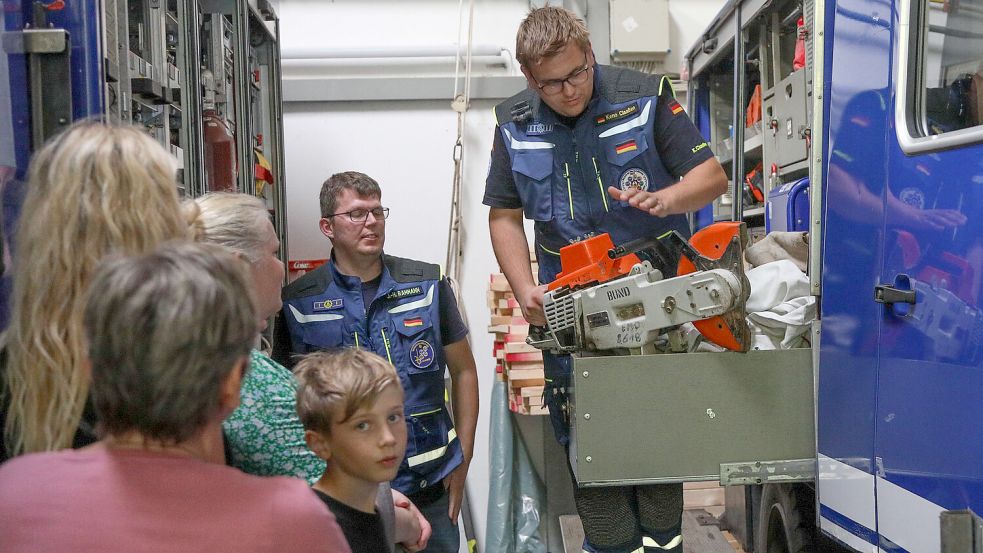 Mitgliederwerbung: Jan-Hauke Rahmann (links) und Keno Claaßen zeigen einer Besuchergruppe die Ausrüstung des THW. Foto: Romuald Banik