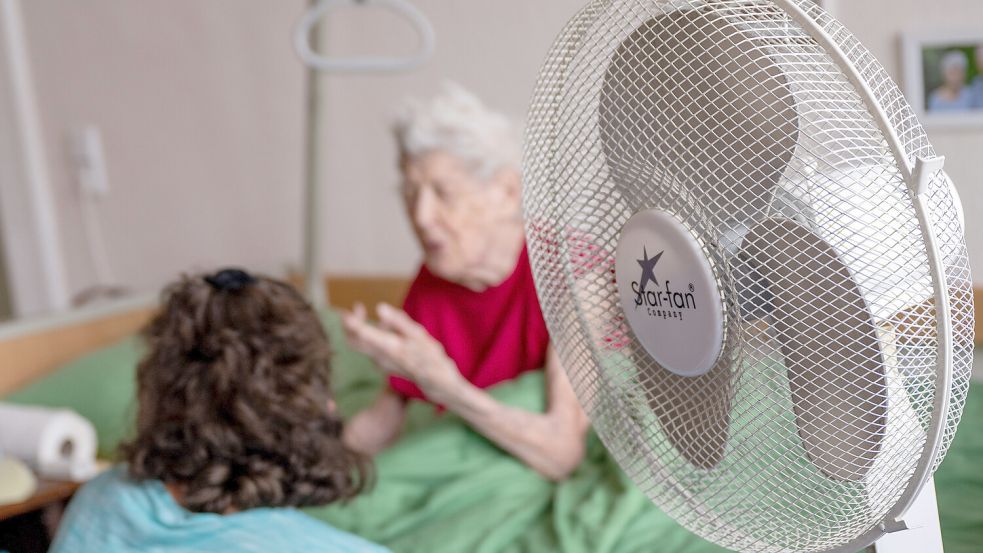 Grade bei Hitze muss darauf geachtet werden, dass Senioren genug Flüssigkeit zu sich nehmen und Zimmer gut durchlüftet werden. Foto: DPA