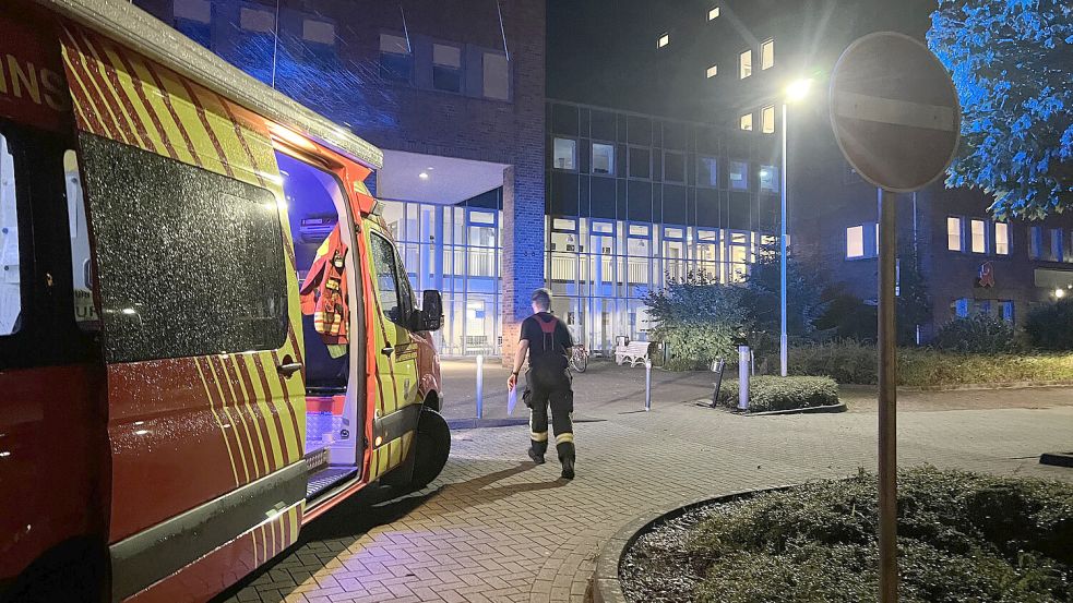 Auch an der Ubbo-Emmius-Klinik war die Feuerwehr im Einsatz. Foto: Volker Altrock