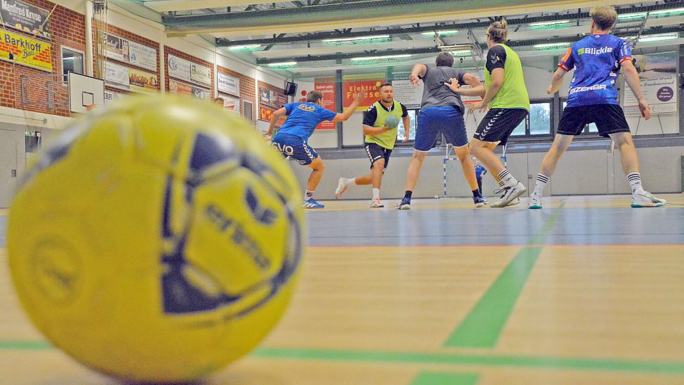 Die Handballer von TuRa Marienhafe (im Hintergrund Daniel Schrainer am Ball) bereiten sich derzeit in der Kurt-Knippelmeyer-Halle auf die neue Saison vor. Foto: Sarah Dirks