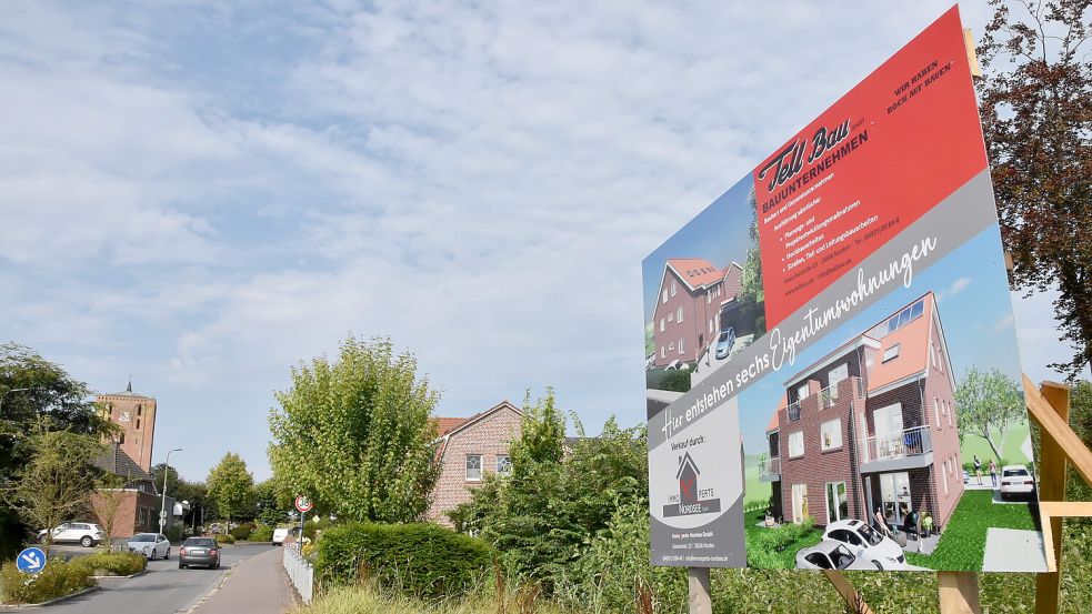 In Sichtweite zum Störtebekerturm soll das Mehrparteienhaus an der Marienhafer Kirchstraße gebaut werden. Foto: Thomas Dirks