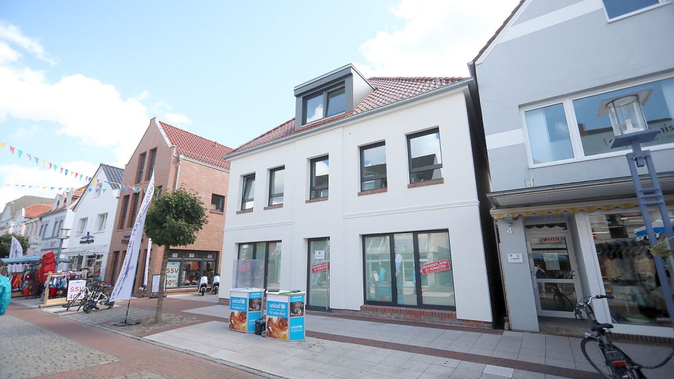 Im Juli 2020 waren die ersten und bislang einzigen von der Stadt Aurich gebauten Wohnungen in der Norderstraße bezugsfertig. Foto: Romuald Banik