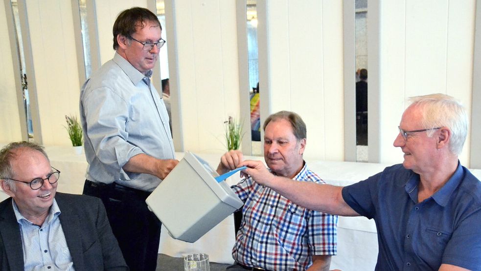 Auch die Auricher CDU-Ratsherren (von rechts) Arnold Gossel und Artur Mannott sowie der Norder Ex-CDU-Kreisvorsitzende Hermann Reinders gaben ihre Stimmzettel ab. Foto: Aiko Recke