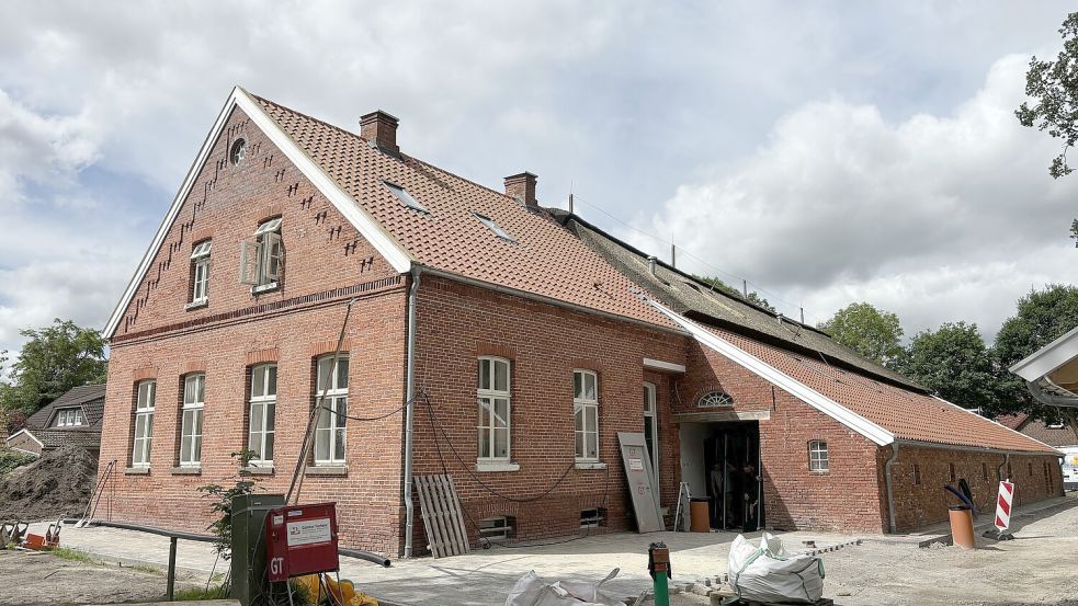 Noch ist der Gulfhof Rieken in Westerende-Kirchloog eine Baustelle. Aber schon im November soll das historische Gebäude Platz für Krippe und Kindergarten bieten. Damit kann eine Containerlösung abgeschafft werden und eine wird verkleinert. Foto: Christin Wetzel