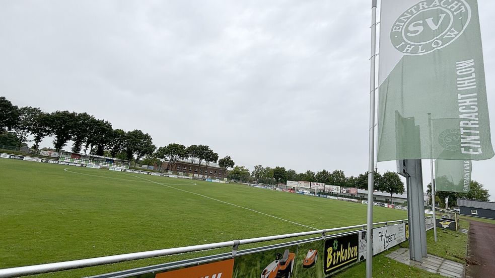 Blick auf den A-Platz in Ihlowerfehn, dem Herzstück der Sportanlagen nahe des Ihler Meeres – gepflegt, aber bislang ohne Flutlicht. Foto: Christin Wetzel