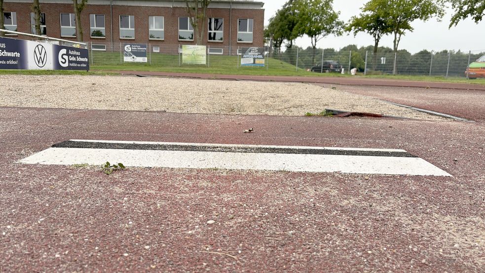 Eine Weitsprunganlage gibt es schon auf dem Sportplatz in Ihlowerfehn. Nun soll künftig eine Hochsprunganlage das Angebot ergänzen. Foto: Christin Wetzel