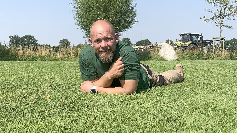 Gartenexperte Florian Tasche hat selbst einen großen Rasen, über den sich auch Golfer nicht beklagen würden. Foto: Carsten Wittmaack