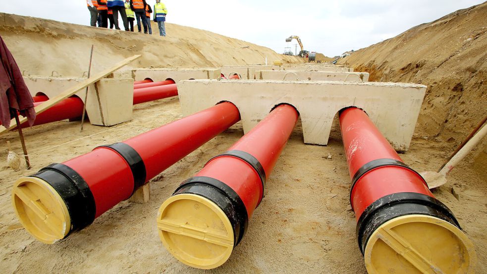 Rohre für Erdkabel werden in einem Graben auf einer Amprion-Baustelle in Raesfeld verlegt. Foto: Roland Weihrauch/DPA
