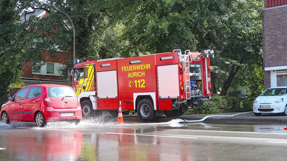 Die Feuerwehr musste am Dienstagabend und am Mittwoch zahlreiche Keller in Aurich auspumpen. Foto: Romuald Banik