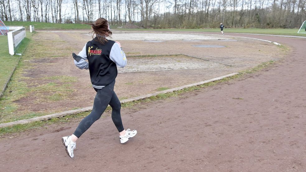 Eine Läuferin dreht ihre Runden auf der Laufbahn des Sportzentrums in Upgant-Schott. Foto: Thomas Dirks