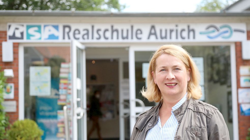 Schulleiterin Kathrin Peters sucht die Erinnerungen ehemaliger Schüler. Foto: Romuald Banik