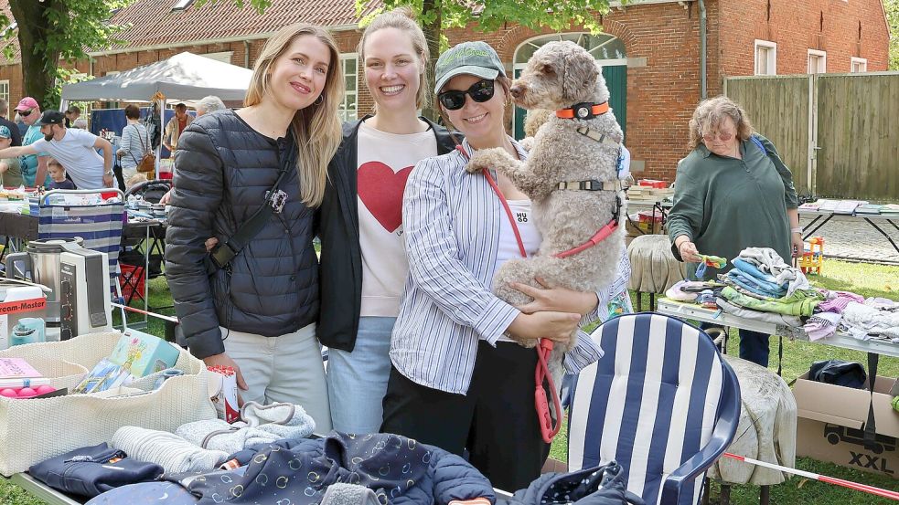 Buten-Ostfriesinnen Wiebke (von links), Franziska und Ina beim Flohmarkt am Georgswall. Foto: Helmut Vortanz