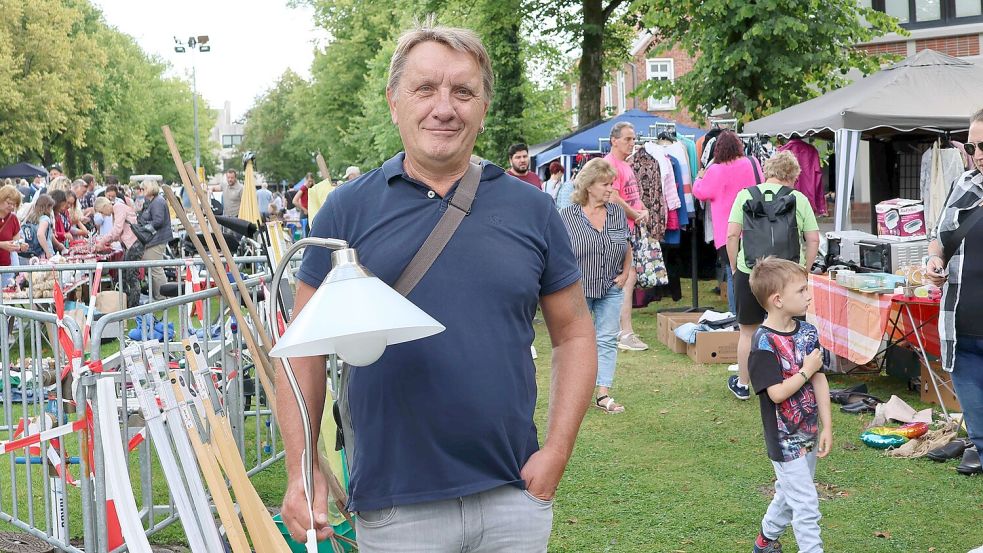 Theo Goldenstein aus Moorhusen erstand eine Stehlampe. Foto: Helmut Vortanz
