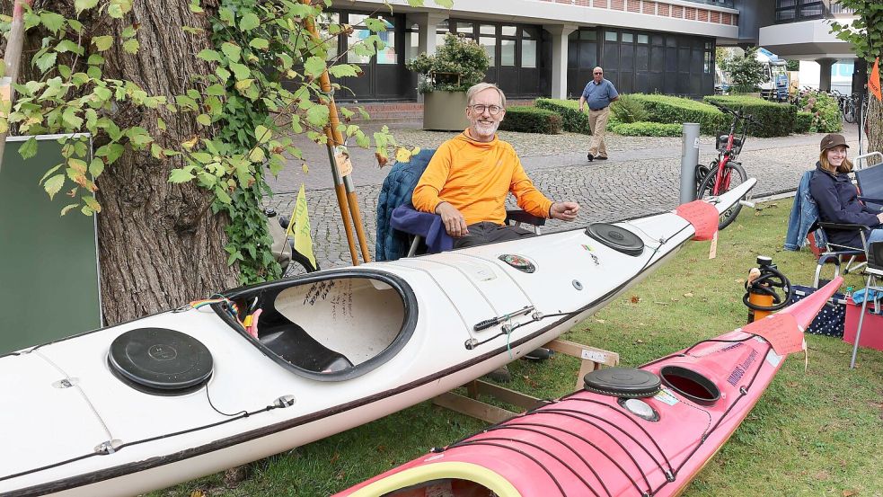 Holger Wessels, vom Emjak TuS Aurich-Ost bot am Georgswall Kanus an. Foto: Helmut Vortanz