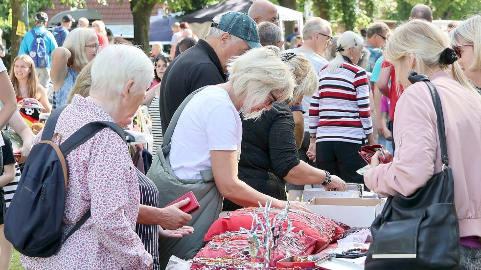 Schon früh enterten die Besucher den Georgswall. Foto: Helmut Vortanz