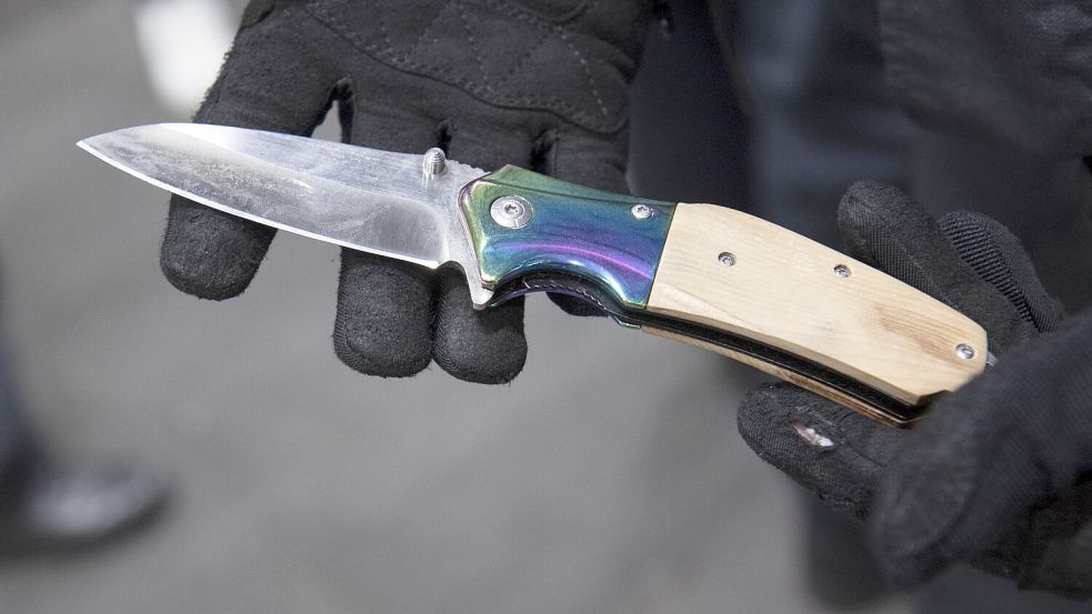 Messer sollen in Bahnhöfen und Zügen verboten werden. Ob das reicht? Foto: dpa