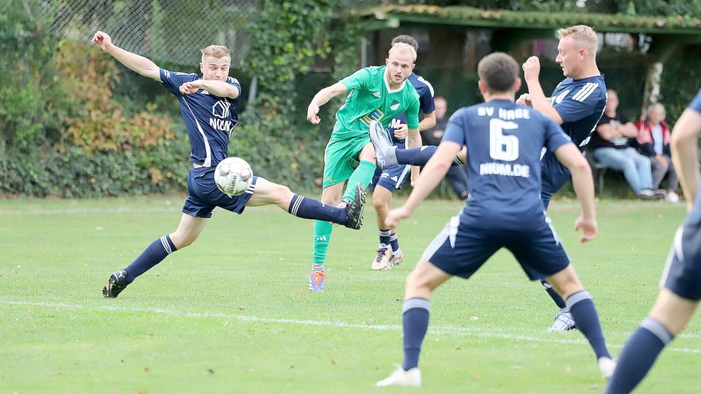 Bent Bogena nimmt Maß. Ein Tor schoss der Kapitän des SV Wallinghausen nicht, aber sein Team gewann am Ende gegen Hage. Foto: Wilfried Gronewold