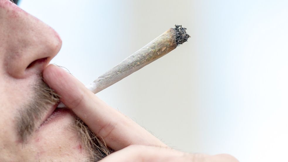 Beim ersten Stadtfest seit der Cannabis-Legalisierung wurden nach Worten der Veranstalter vielfach Drogen konsumiert. Foto: Christophe Gateau/DPA
