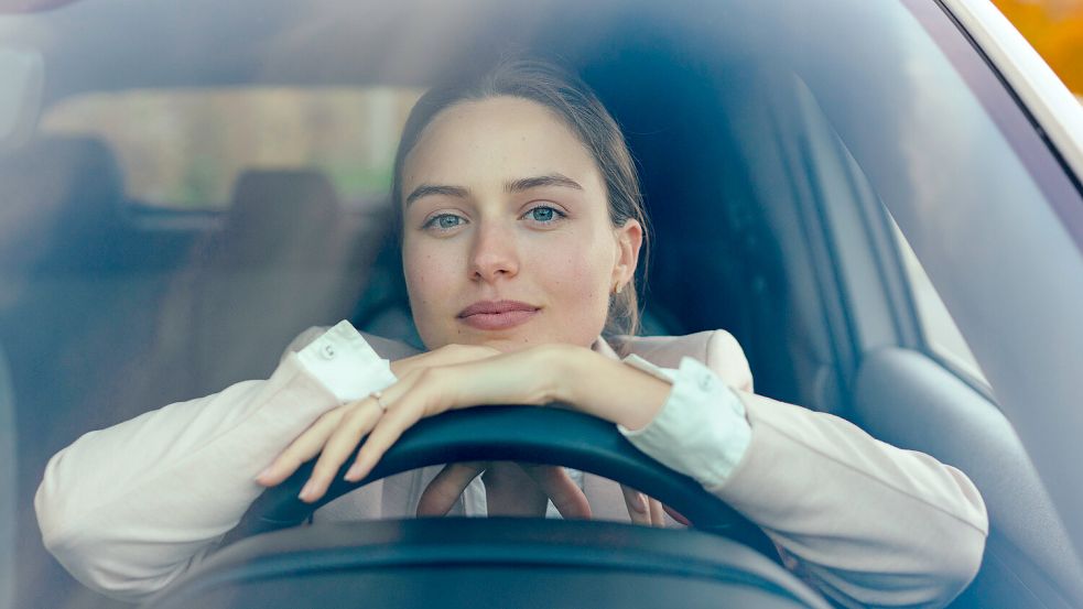 Mit geschickter Planung und praktischen Experten-Tipps können Schüler beim Führerschein sparen. Foto: IMAGO / HalfPoint Images
